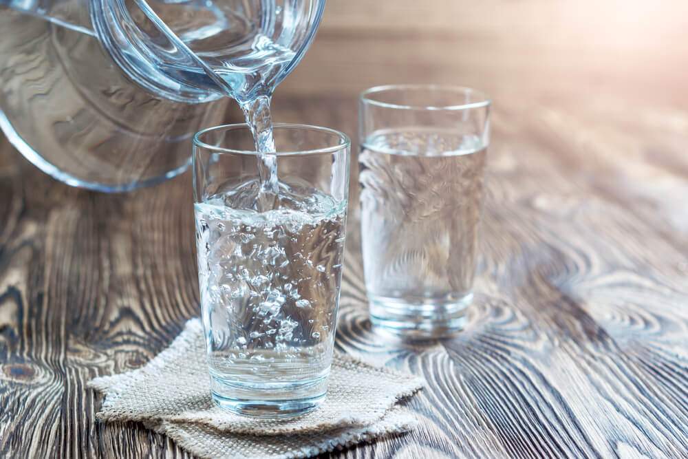 Два стакана магнитной воды на деревянном столе